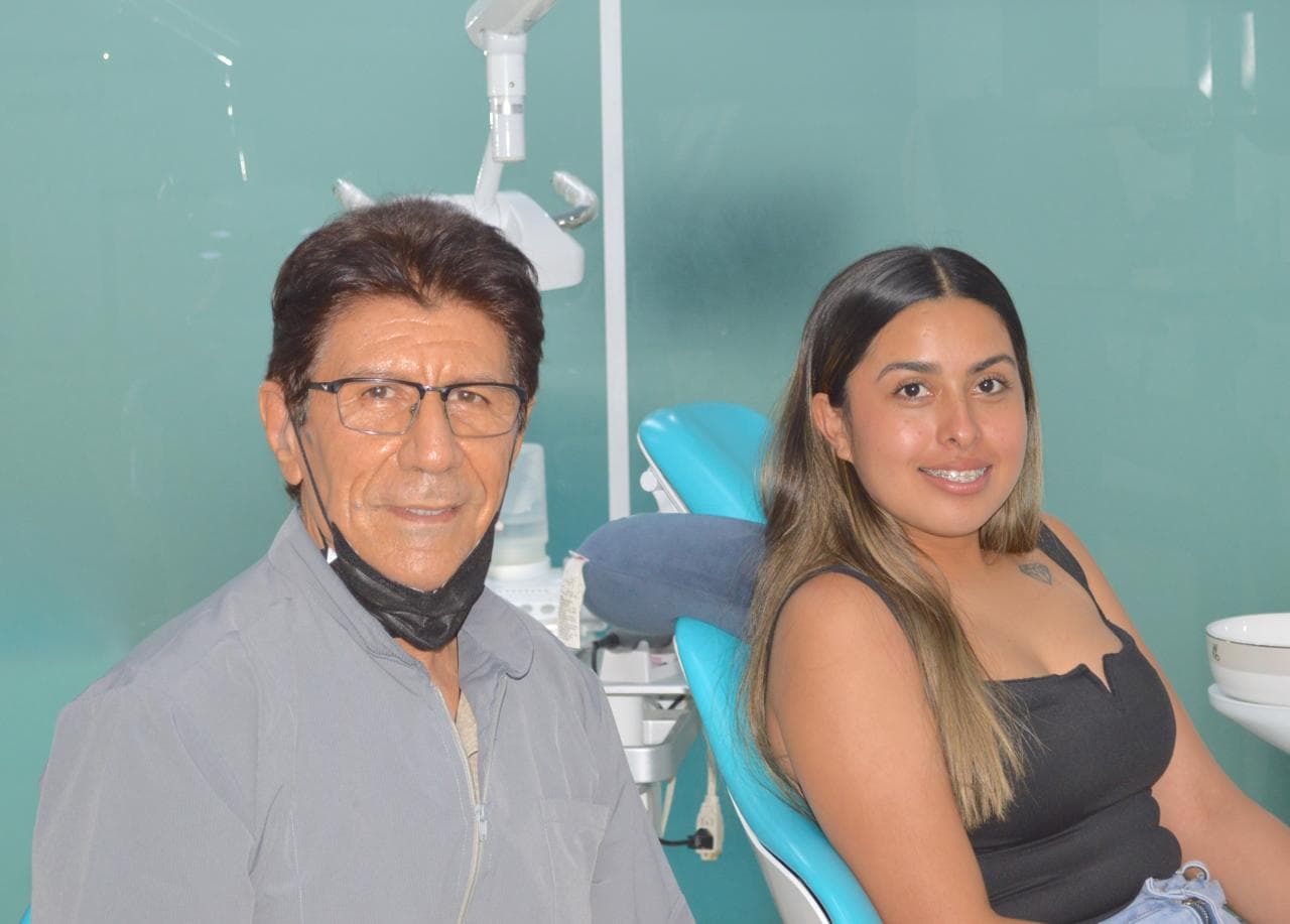 Dr. Lara Zarate con paciente en su consultorio de ortodoncia