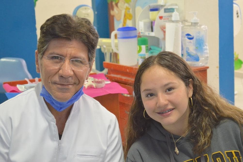Dr. Jesús Rafael Lara Zarate acompañando a paciente durante su tratamiento