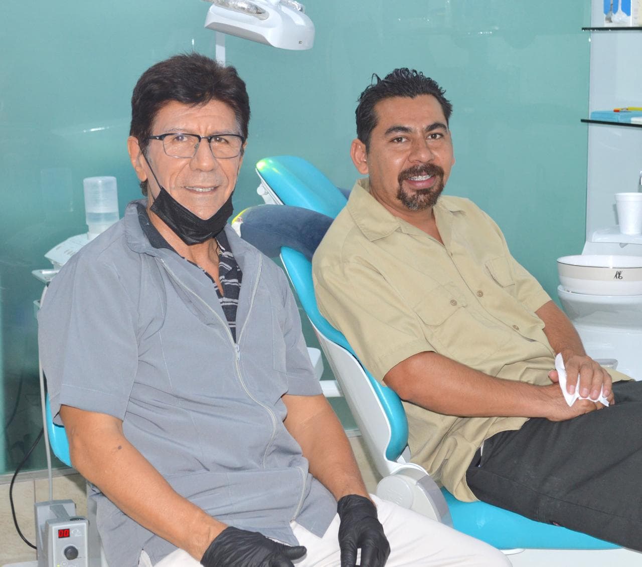 Dr. Jesús Rafael Lara Zarate con paciente en el consultorio dental