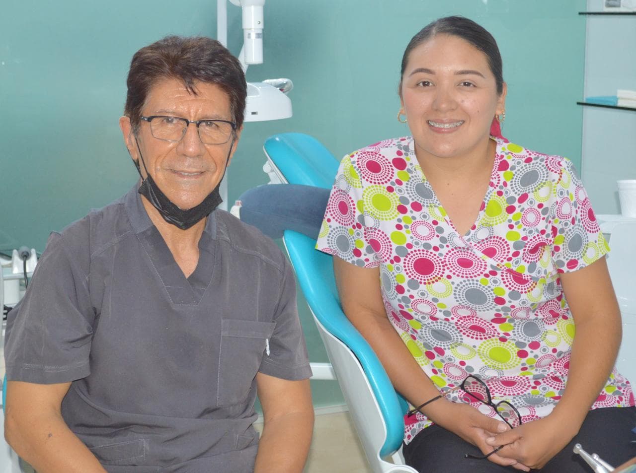 Dr. Lara Zarate con paciente sonriente tras su valoración