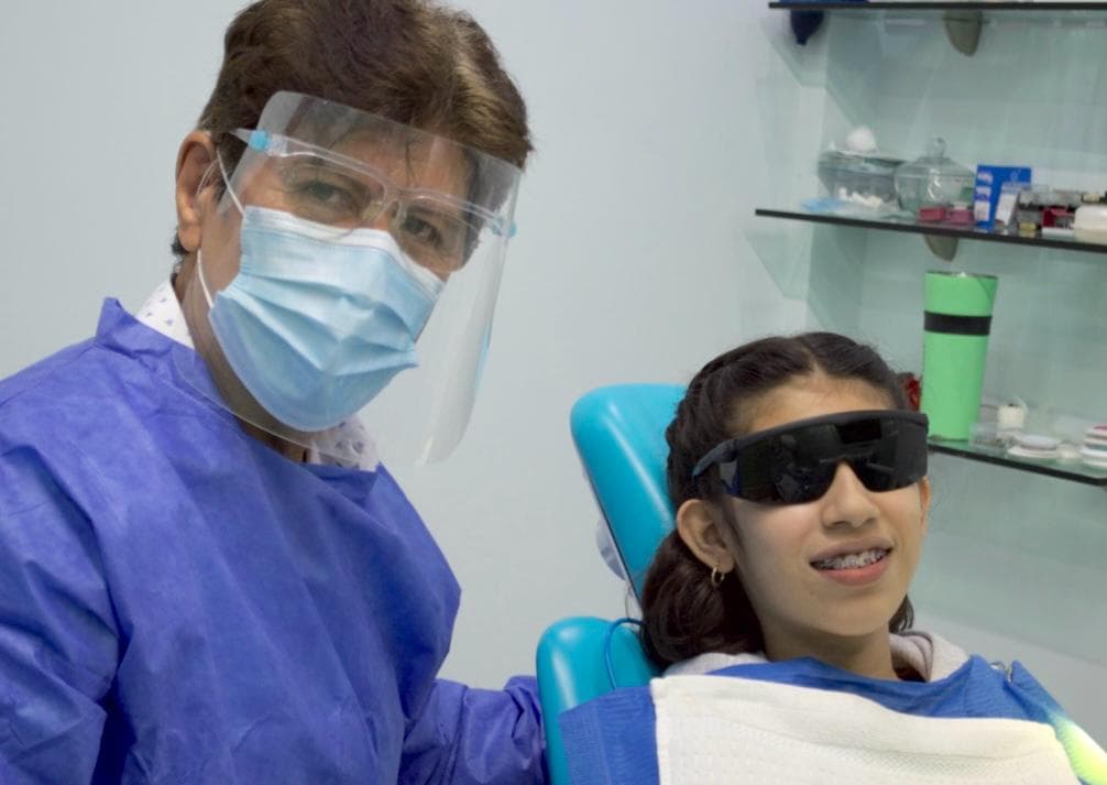 Dr. Jesús Rafael Lara Zarate con paciente en el sillón de tratamiento